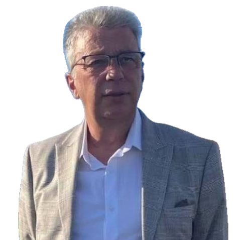 Homme en costume clair, regard sérieux, se tenant debout avec un fond blanc.