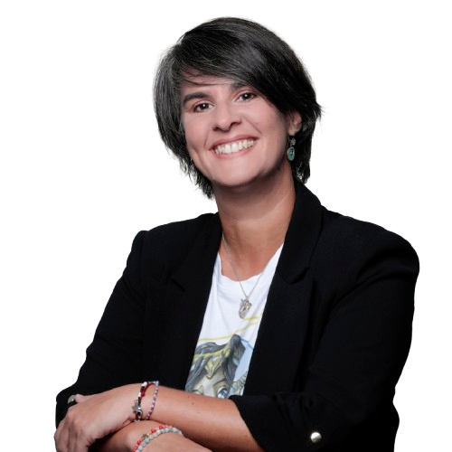 Femme souriante avec une veste noire, les bras croisés, sur fond blanc.