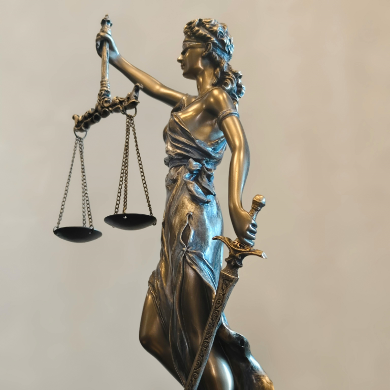 Statue de la Justice, tenant une balance et une épée, symbolisant l'équité et la loi.