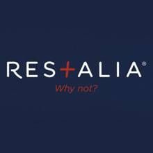 Logo de Restalia avec le slogan "Why not?" sur fond bleu foncé.