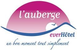 Logo de l'auberge everHôtel avec un ciel rose et une vague stylisée.